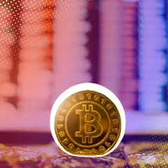 Goldene Bitcoin-Münze im Fokus, umgeben von unscharfen Stapeln. Ein Symbol für die Frage: wie werde ich schnell reich?