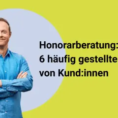 Mann mit verschränkten Armen lächelt. Text: Honorarberatung: 6 häufig gestellte Fragen von Kund:innen. So finden Sie den richtigen honorarberater.