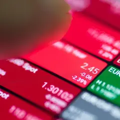 Ein Finger tippt auf einen Bildschirm mit Börsenkursen. Ein ETF auf Stahl könnte hier eine interessante Investition sein.