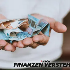 Hände halten Euro-Scheine. So können Sie Ihre **monatlichen Kosten senken** und mehr Geld sparen.