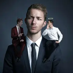 Ein Mann mit Teufel und Engel auf den Schultern, der über eine Investition in den Amundi ETF Leveraged MSCI USA Daily ETF nachdenkt.