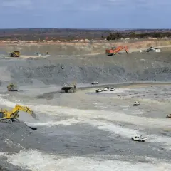 Große Tagebau-Mine mit Baggern, Muldenkippern und Bohrgeräten. Ein Blick auf die Aktivitäten, die für einen Minen ETF typisch sind.