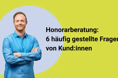 Mann mit verschränkten Armen lächelt. Text: Honorarberatung: 6 häufig gestellte Fragen von Kund:innen. So finden Sie den richtigen honorarberater.