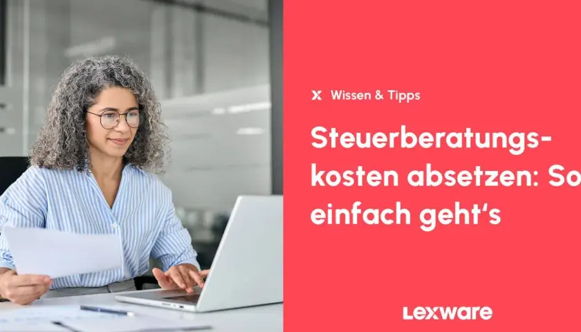 Frau am Laptop, die Papiere hält. Text: "Steuerberatungskosten absetzen: So einfach geht's".