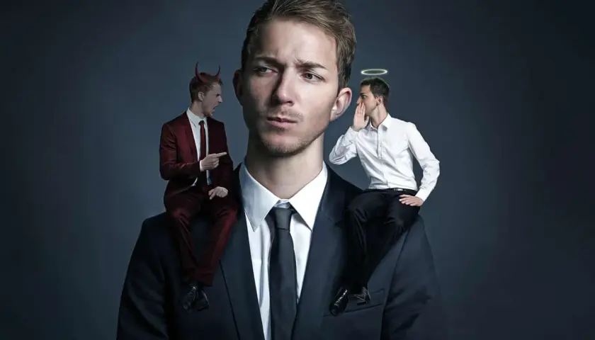 Ein Mann mit Teufel und Engel auf den Schultern, der über eine Investition in den Amundi ETF Leveraged MSCI USA Daily ETF nachdenkt.